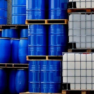 Bidones de plástico y de metal